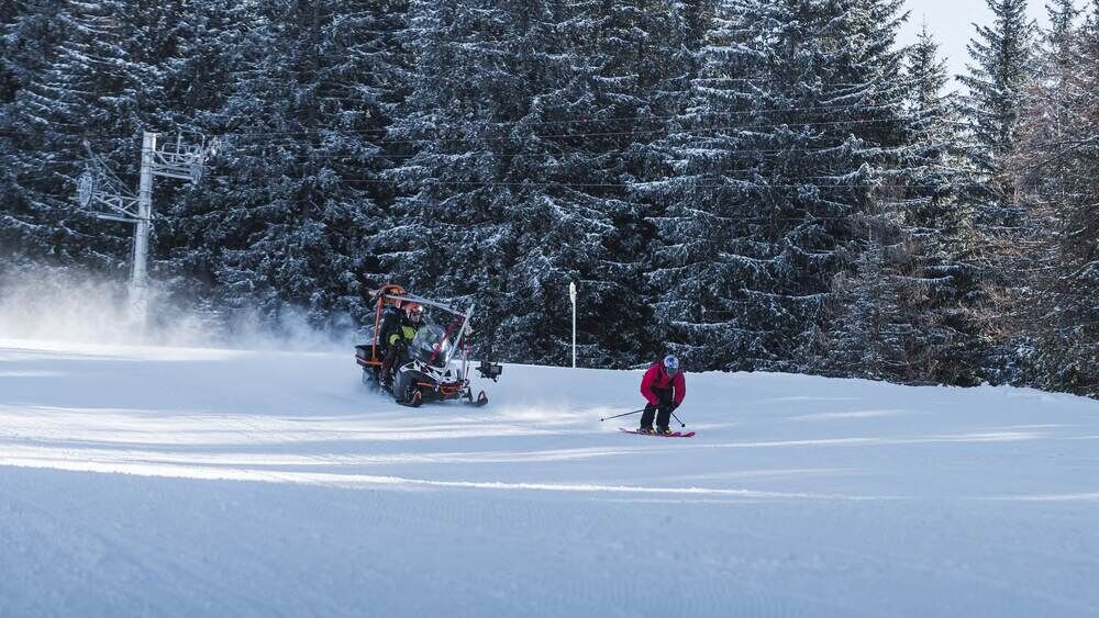 Le quad équipé filme un skieur sur une piste enneigée