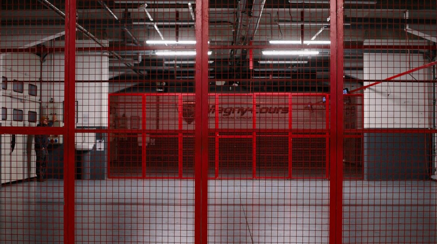 Le box de Magny-Cours avant installation, grilles et néons