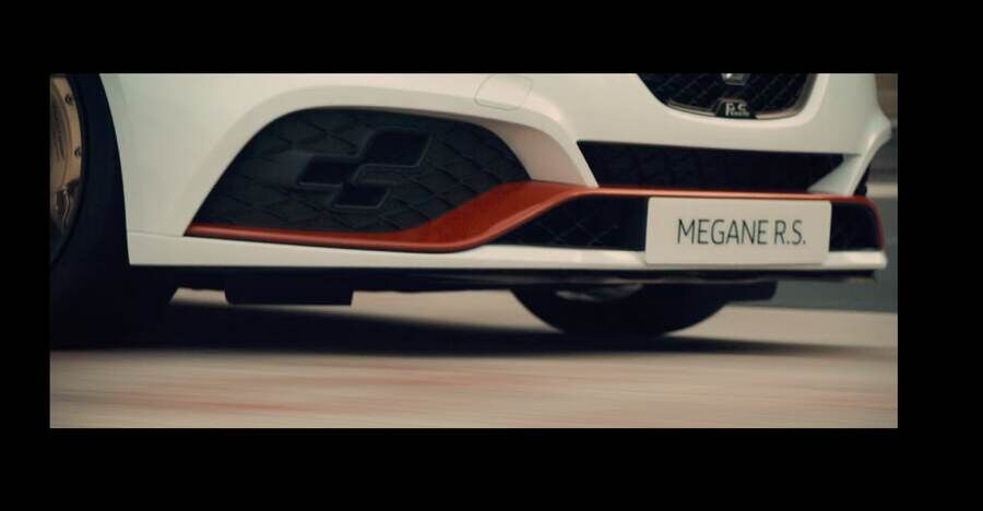 Détail du bouclier d'une Renault Mégane R.S. en gros plan à basse hauteur