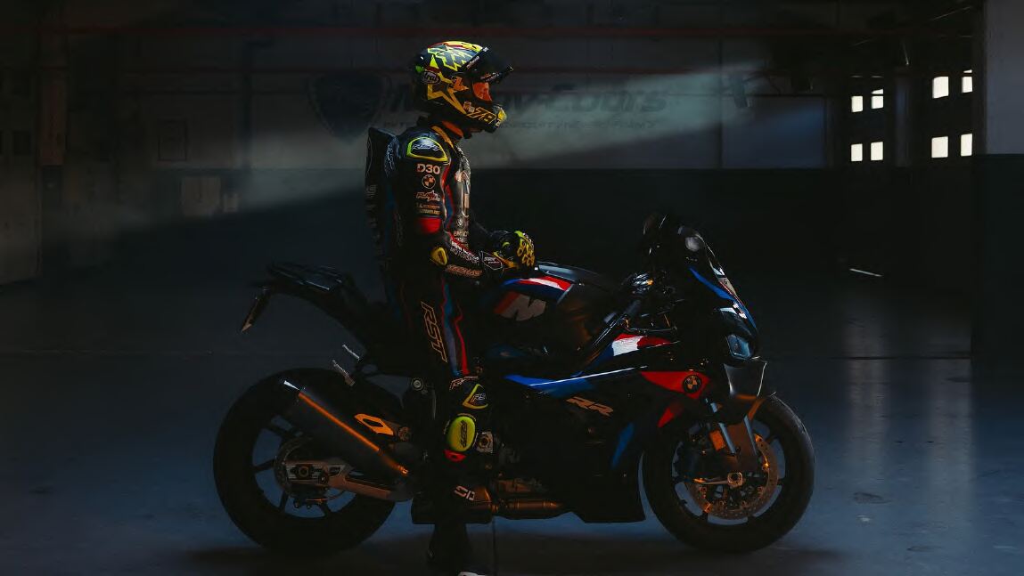 Le même box après installation, la moto sous une lumière composée