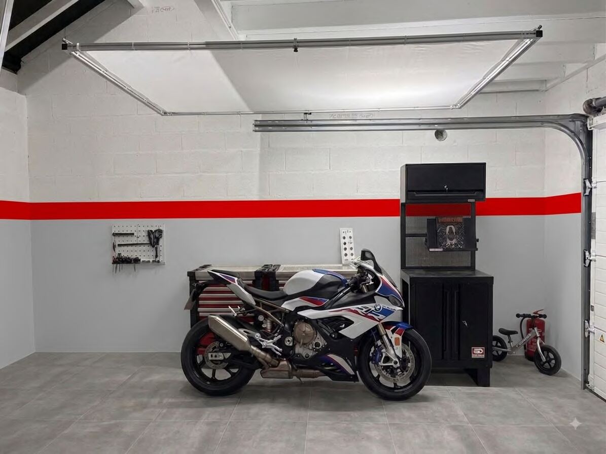 Le Pitlane Garage à Annecy, une moto BMW sous la lumière blanche