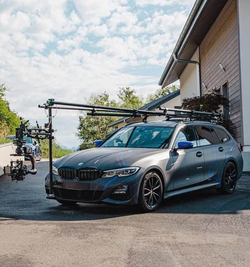 Le camera car garé, bras et nacelle montés à l'arrière