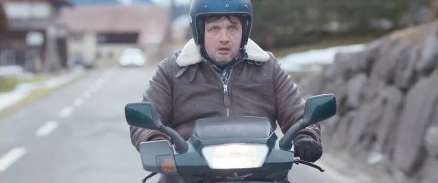 Karim Leklou en gros plan sur un scooter, L'Accident de piano
